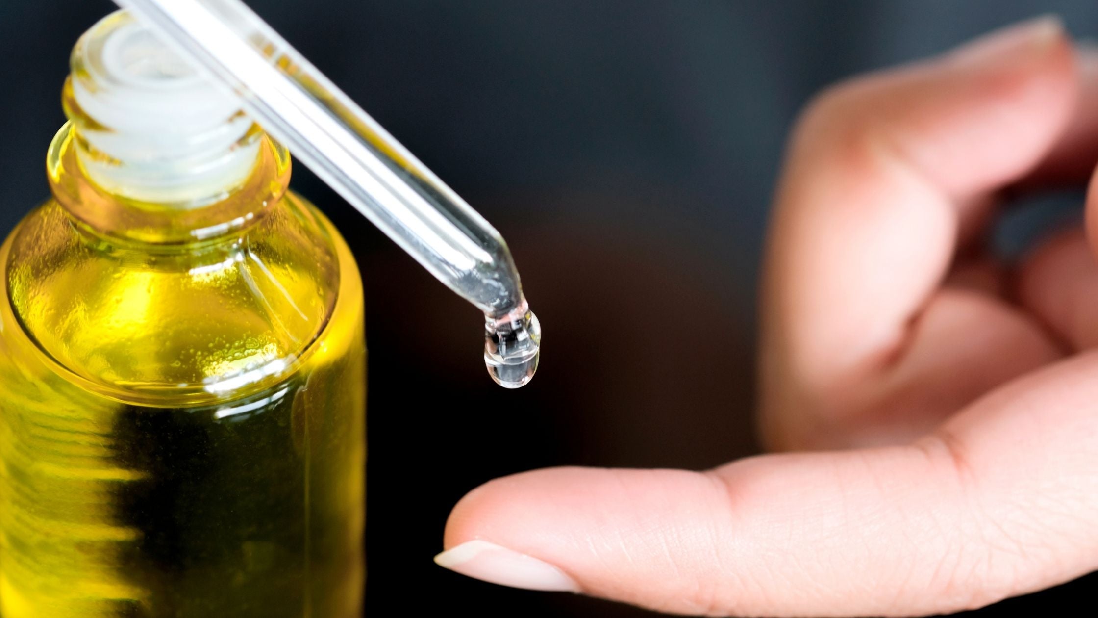 Vitamin Cusing Niacinamide and Hyaluronic Acid together with Hyaluronic Acid using Niacinamide and Hyaluronic Acid together
